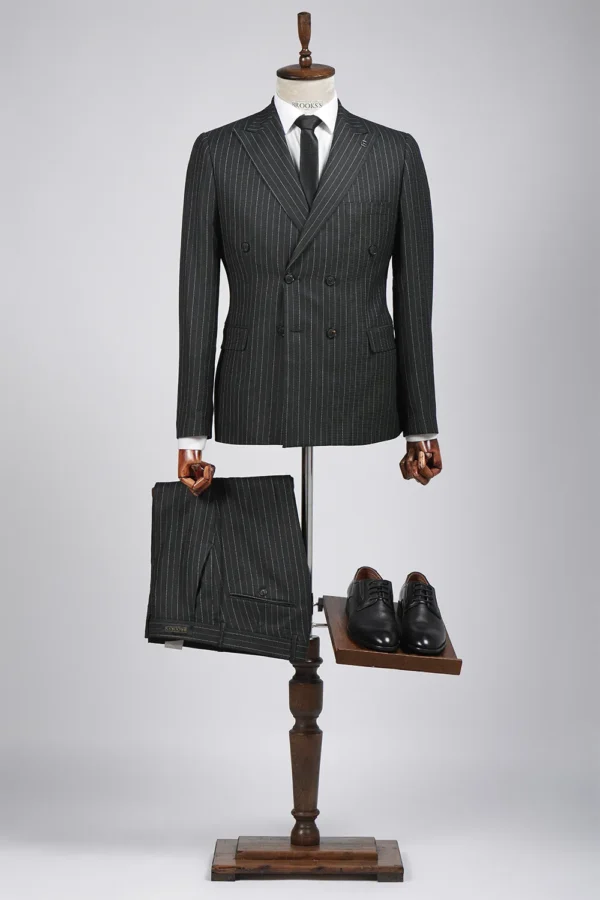 Двубортный мужской костюм
